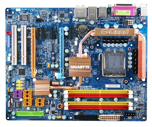 Základní deska PC — detail komponent (CPU socket, RAM sloty, čipset, napájení)