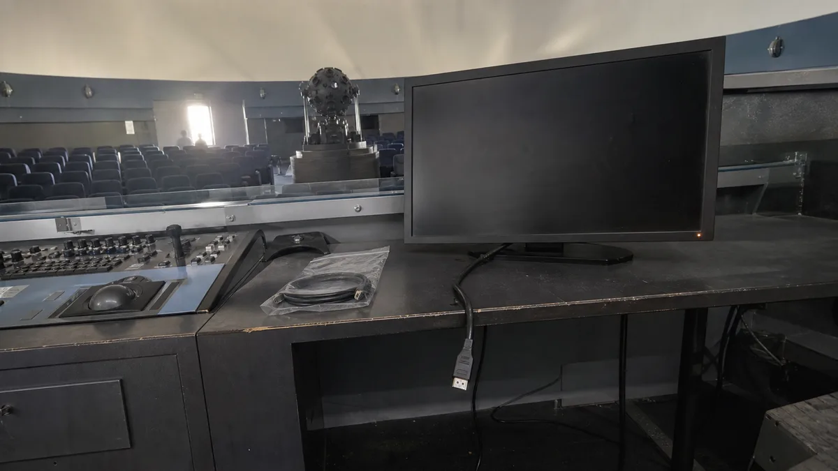 Monitor bliká nebo na vteřinu zhasne: kabel, frekvence, nebo podsvit?