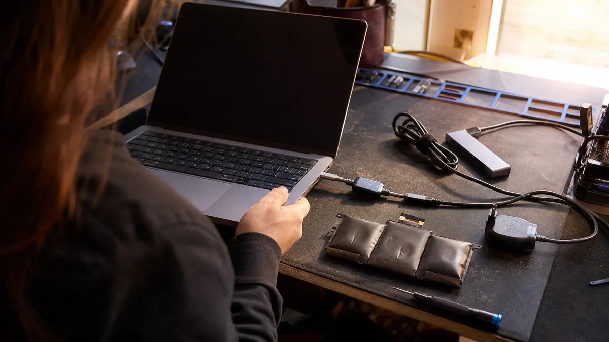Notebook se nenabíjí nebo nedrží baterii: čím to bývá a kdy měnit