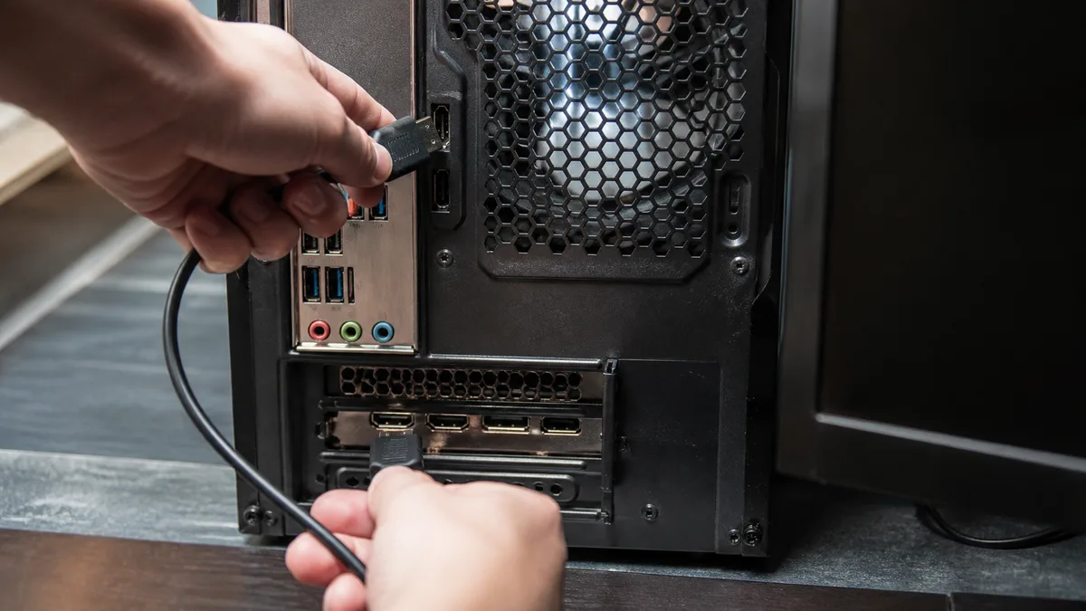 Počítač běží, ale monitor hlásí „No signal“: vadný kabel, RAM, grafika, nebo zdroj?