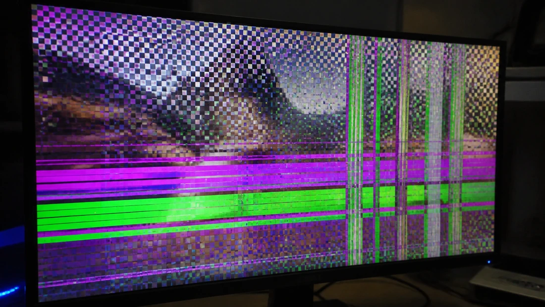Beispiel für Artefakte auf dem Monitor – bunte Quadrate und senkrechte Streifen, verursacht durch die Grafikkarte