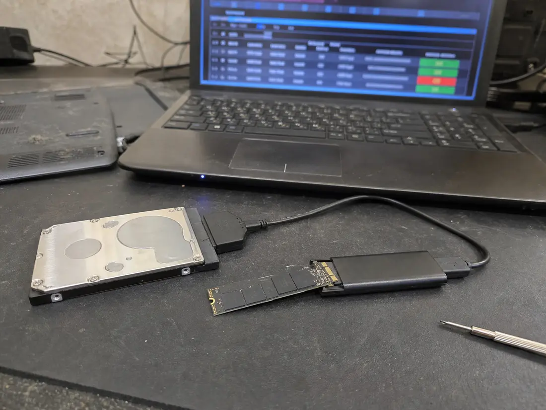Вийнятий диск ноутбука та M.2 SSD, підключені через перехідники до діагностичного ноутбука