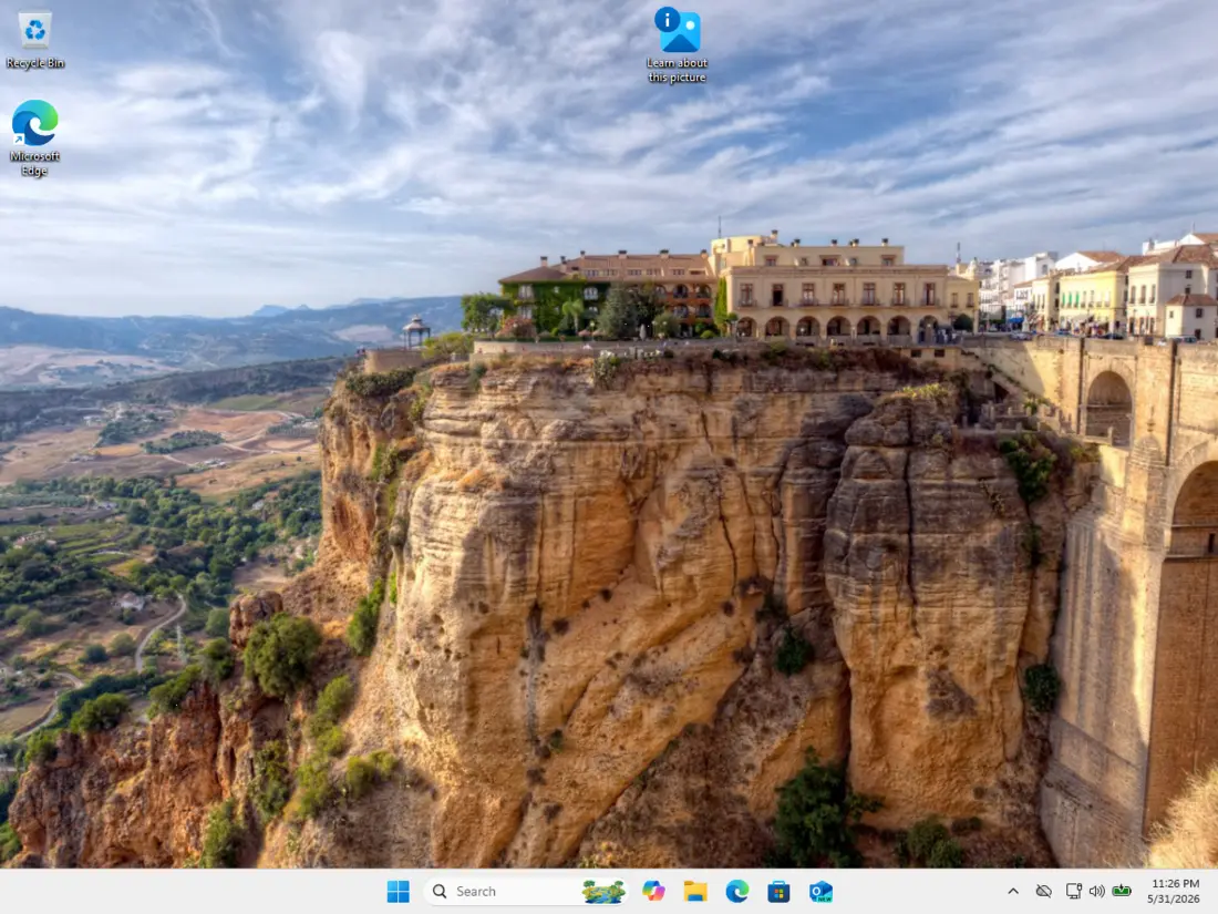 Plocha Windows 11 se světlým motivem a čistým hlavním panelem